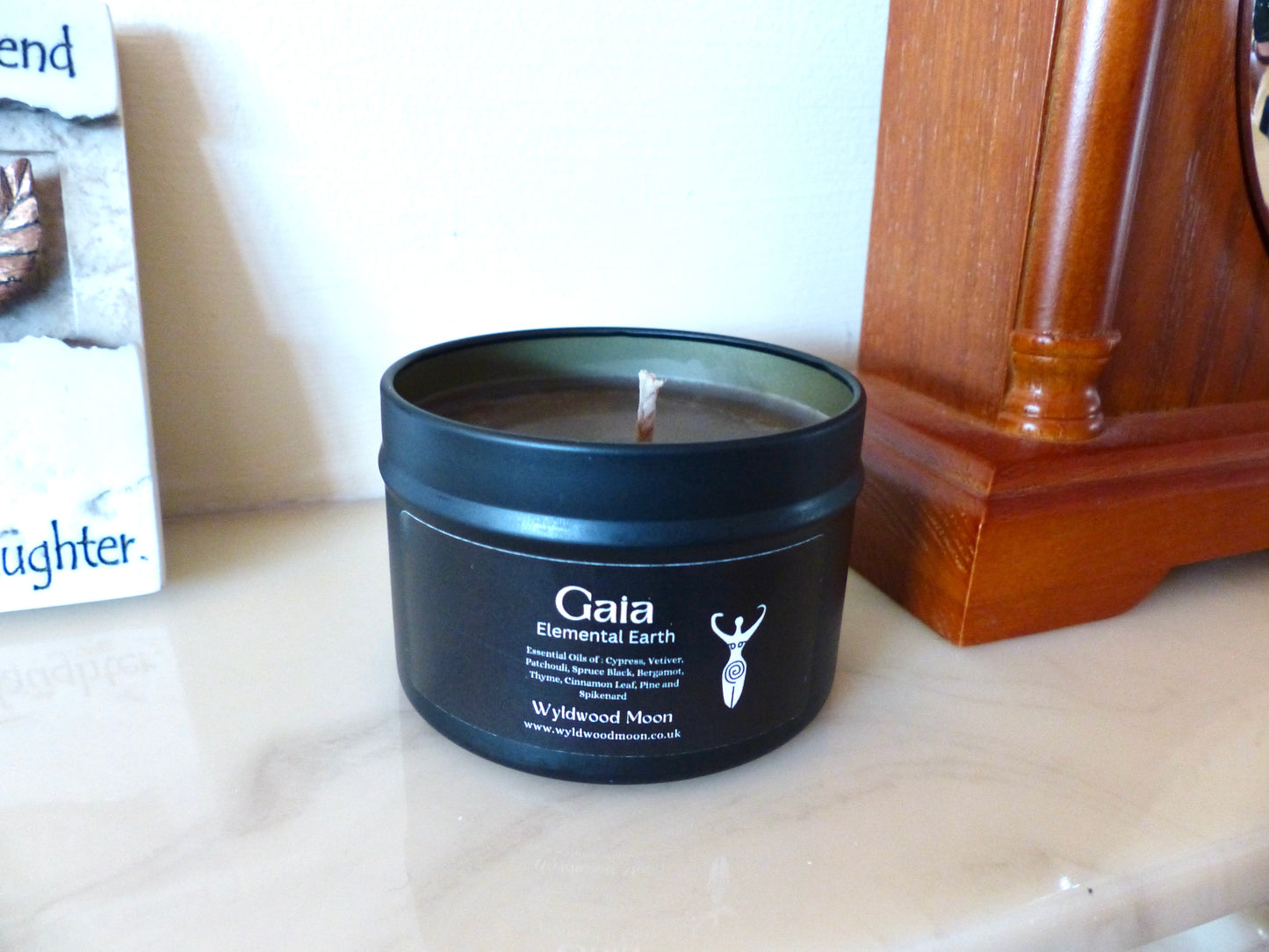 Gaia Scented Candle (Earthy, Woody)